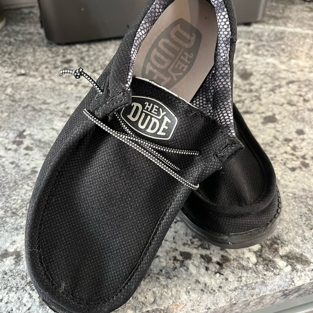 Hey Dude Wally Youth Basic Black Kids Comfort Slip On Shoes Sz 6 Y Sz 7 Women’s